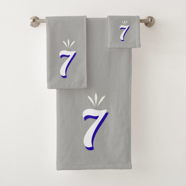 Lucky Number Siven Monogram auf Silver Gray Badhandtuch Set (Insitu)