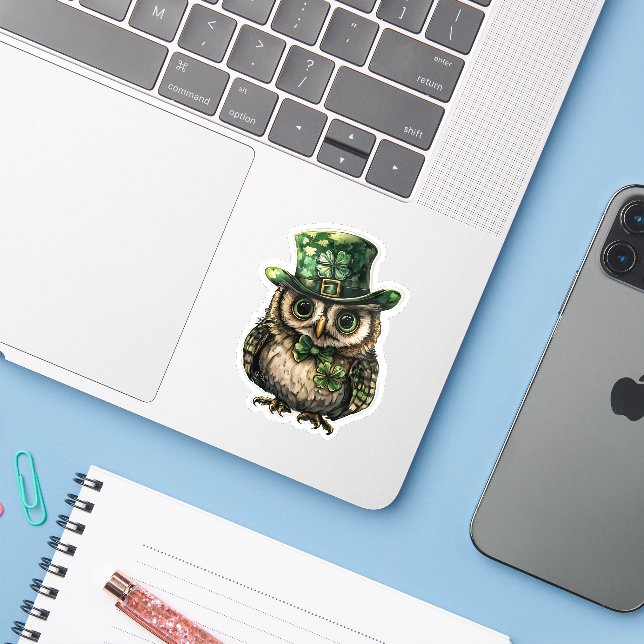 Lucky Owl St. Patrick's Day Sticker (Laptop mit iPhone)