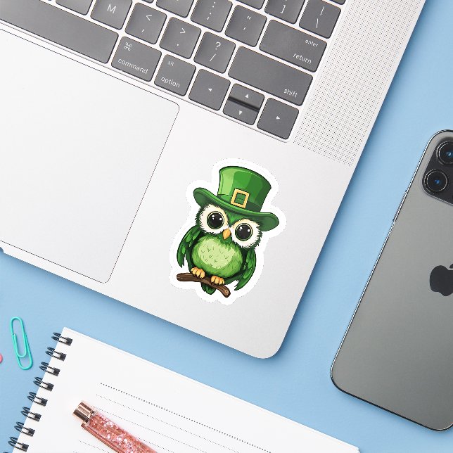 Lucky Owl St. Patrick's Day Sticker (Laptop mit iPhone)