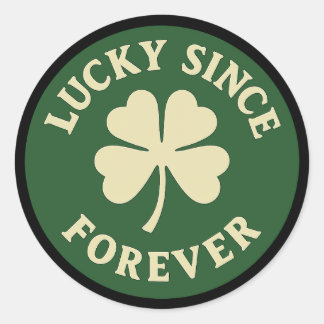 Lucky Since Forever – Four-Leaf Clover Badge Runder Aufkleber