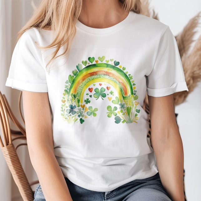 "Lucky Vibes" Aquarellfarben Grüne Regenbogen-Klee T-Shirt (Young woman wearing a "Lucky Vibes" Watercolor Green Rainbow Shamrocks T-Shirt)