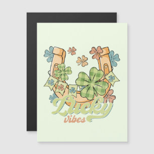 Lucky Vibes - farbenfrohe Kleidung & Golden Horses Magnetkarte