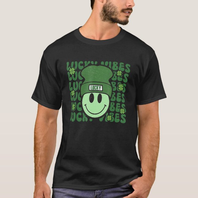 Lucky Vibes St. Patrick's Day Groovy Happy Face wi T-Shirt (Vorderseite)
