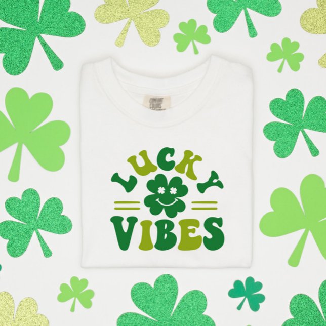 Lucky Vibes Vierblättriges Kleeblatt T-Shirt (Von Creator hochgeladen)