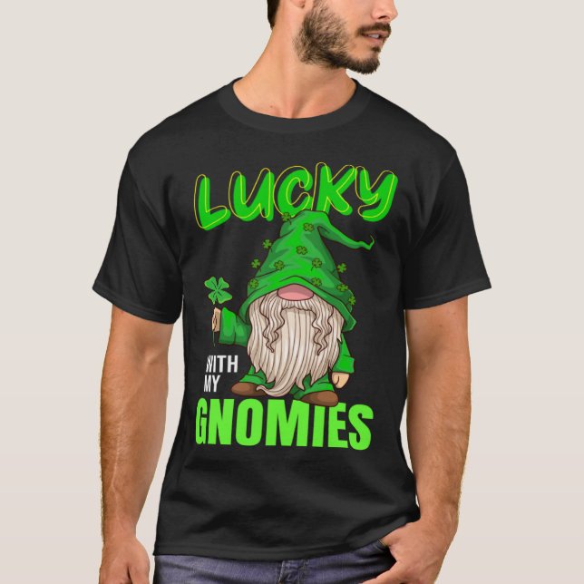 lucky with my gnomies Irish st patricks day gnome T-Shirt (Vorderseite)