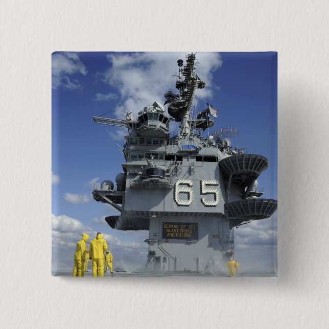 Luftabteilung Sailors testen die Sprinkleranlage Button (Vorderseite)