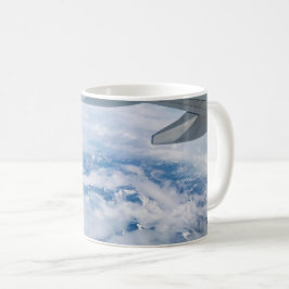 Luftansicht auf die schneebedeckten Alpen – Flug n Kaffeetasse