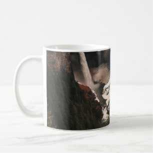 LUFTANSICHT VON WASSERFÄLLEN KAFFEETASSE