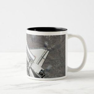 Luftaufnahme der Raumfähre-Entdeckung Zweifarbige Tasse