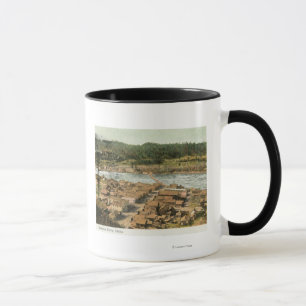 Luftaufnahme der Stadt und des Flusses Tasse