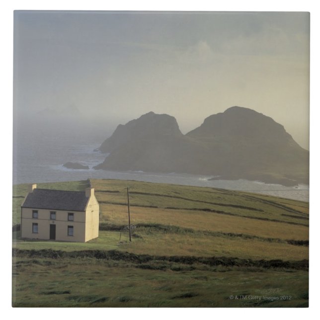 Luftaufnahme einer Hütte auf einem Hügel durch das Fliese (Vorderseite)