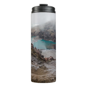 Luftaufnahme eines mit Nebel bedeckten Sees Thermosbecher