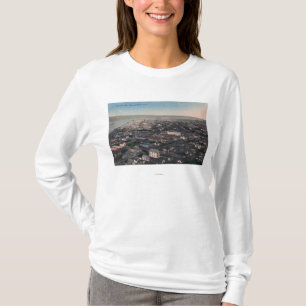 Luftaufnahme von Ufergegend und von Stadt T-Shirt