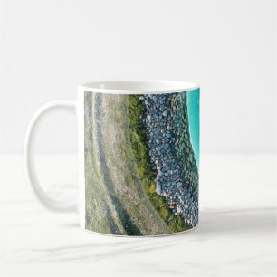 Luftaufnahmen von Wasserkörpern, umgeben von Kaffeetasse