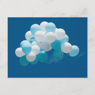 Luftballons, die im blauen Himmel fliegen Postkarte