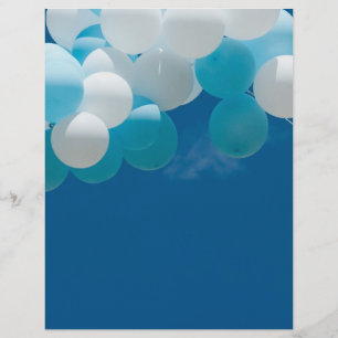 Luftballons fliegen am blauen Himmel Flyer