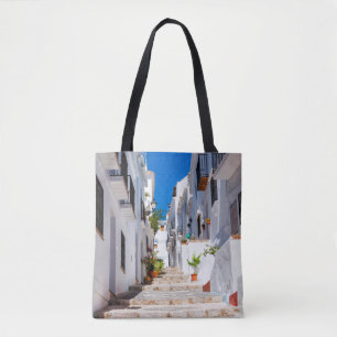 Luftbild der weißen Stadt Frigiliana bei sonnigen 