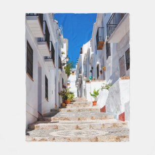 Luftbild der weißen Stadt Frigiliana bei sonnigen  Fleecedecke