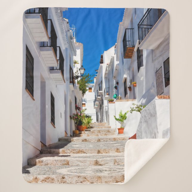 Luftbild der weißen Stadt Frigiliana bei sonnigen  Sherpadecke (Vorderseite)