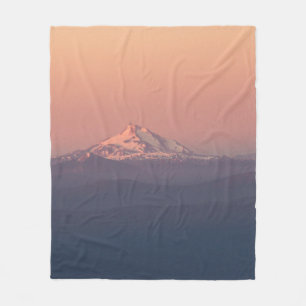 LUFTBILD EINER BERGLANDSCHAFT MIT SCHNEE FLEECEDECKE
