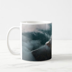 LUFTBILD EINER MIT NEBEL BEDECKTEN BERGREGION KAFFEETASSE