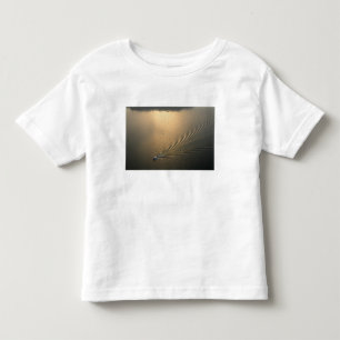 Luftbild eines Bootes im Gatunsee Panama Kleinkind T-shirt
