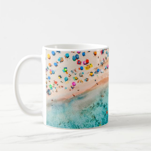 Luftblick auf den Sandstrand mit bunten Regenschir Kaffeetasse (Links)