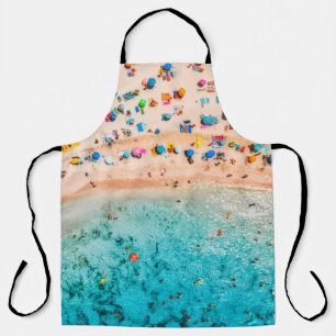 Luftblick auf den Sandstrand mit bunten Regenschir Schürze