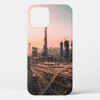 LUFTFAHRT FOTO DER STADT, UMGEBEN VON HOHEM RI