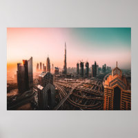 LUFTFAHRT FOTO DER STADT, UMGEBEN VON HOHEM RI
