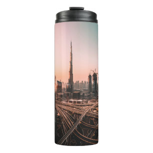 LUFTFAHRT FOTO DER STADT, UMGEBEN VON HOHEM RI THERMOSBECHER