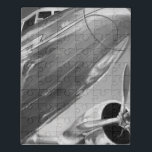 Luftfahrtzeichen: Nach oben Nahe Ansicht Puzzle<br><div class="desc">Luftfahrtsymbol I von Ethan Harper. Enthält ein Schwarzweißbild eines nahen Flugzeug.</div>
