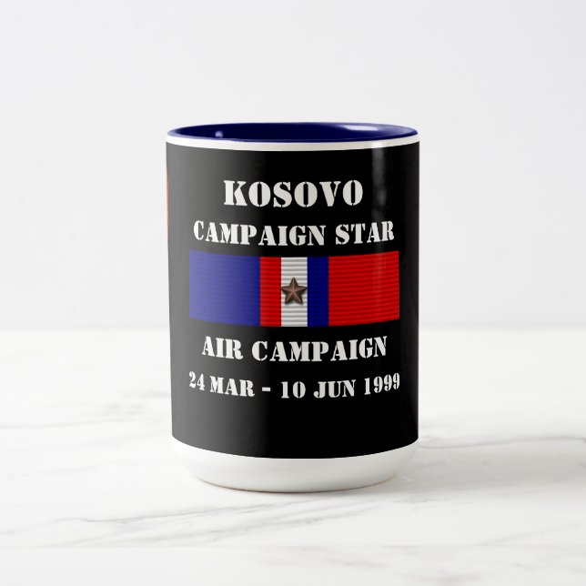 Luftkampagne im Kosovo Zweifarbige Tasse (Mittel)