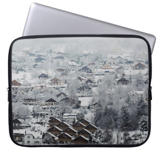 LUFTSICHT AUF DAS DORF MIT SCHNEE LAPTOPSCHUTZHÜLLE