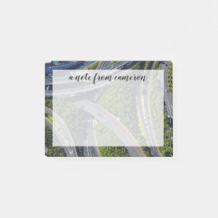 Luftverkehr über Autobahnkreuz Post-it Klebezettel