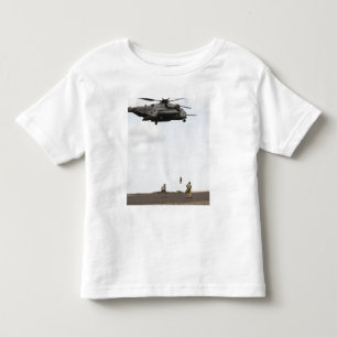Luftwaffe pararescuemen leiten einen Kampfeinsatz Kleinkind T-shirt