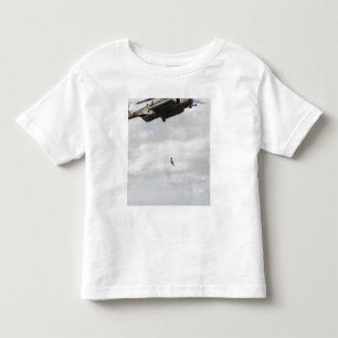 Luftwaffe pararescuemen leiten einen Kampfeinsatz Kleinkind T-shirt