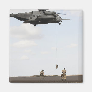 Luftwaffe pararescuemen leiten einen Kampfeinsatz Magnet