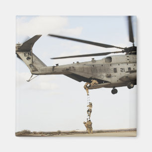 Luftwaffe pararescuemen leiten einen Kampfeinsatz Magnet