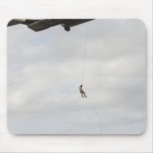 Luftwaffe pararescuemen leiten einen Kampfeinsatz Mousepad