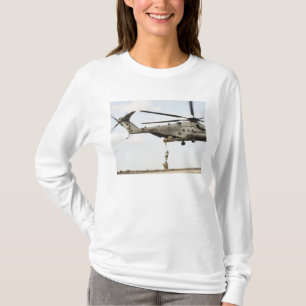 Luftwaffe pararescuemen leiten einen Kampfeinsatz T-Shirt