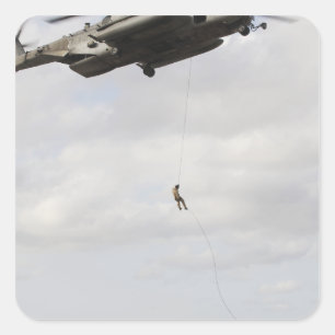 Luftwaffenparareskuemen führen Kampfeinsatz 2 Quadratischer Aufkleber