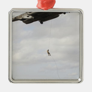 Luftwaffenparareskuemen führen Kampfeinsatz 2 Silbernes Ornament