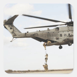 Luftwaffenparareskuemen führen Kampfeinsatz 4 Quadratischer Aufkleber