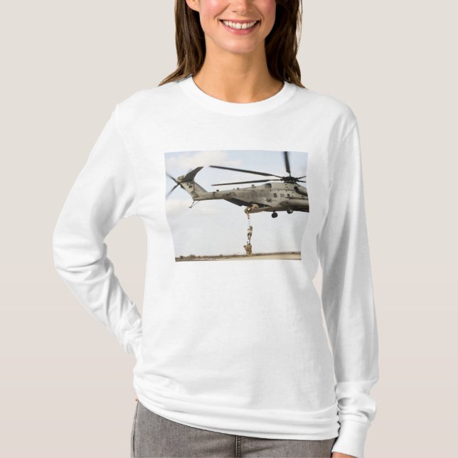 Luftwaffenparareskuemen führen Kampfeinsatz 4 T-Shirt (Vorderseite)