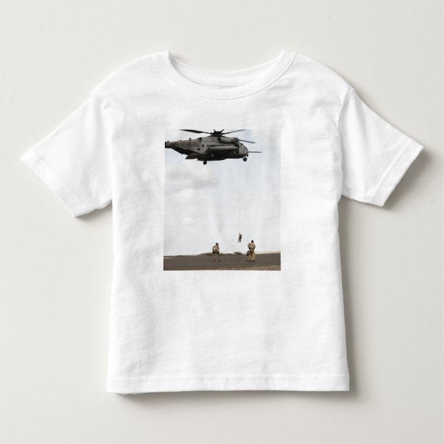 Luftwaffenparareskuemen führen Kampfeinsatz durch Kleinkind T-shirt (Vorderseite)