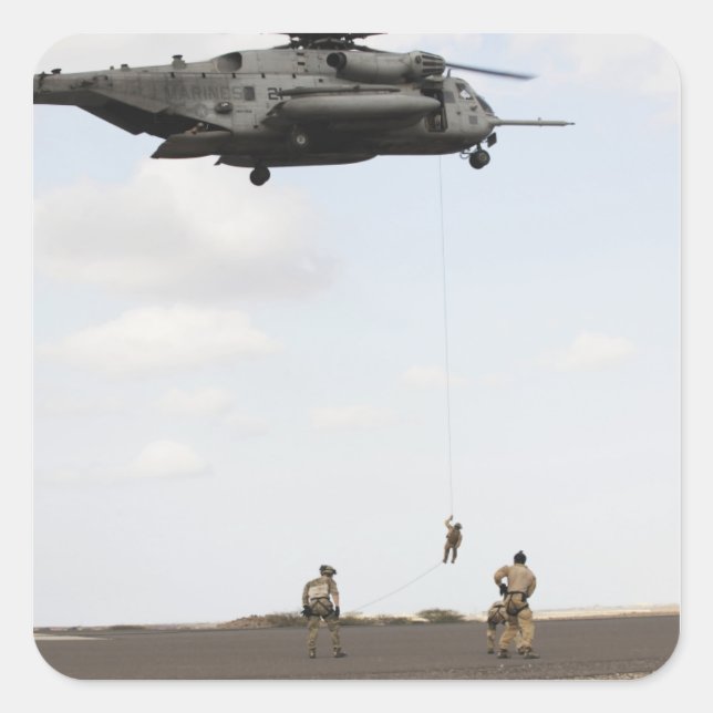 Luftwaffenparareskuemen führen Kampfeinsatz durch Quadratischer Aufkleber (Vorderseite)