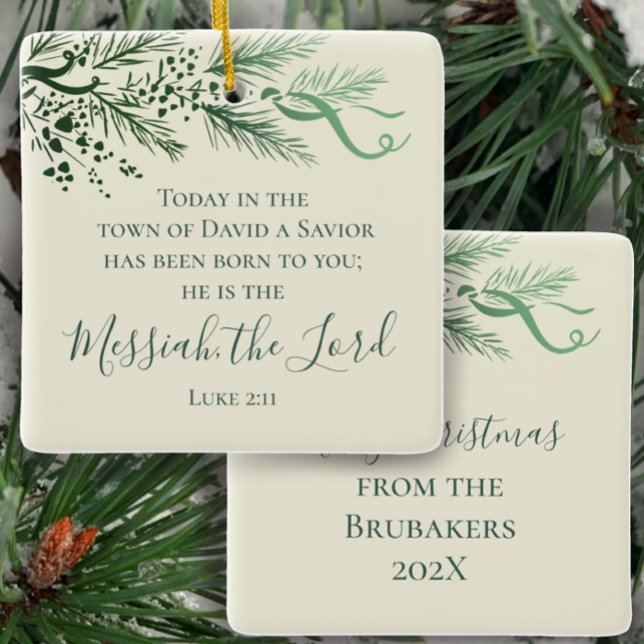 Luke 2:11 Sage Pine Personalisiertes Weihnachtsges Keramikornament (Personalize this Luke 2:11 Scripture Christmas ornament gift with name and year. Hand drawn pine )