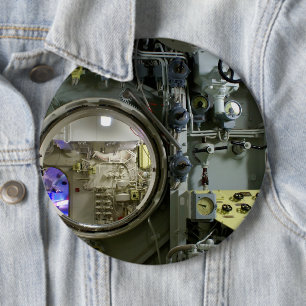 Luke auf einem alten Retro-U-Boot Button