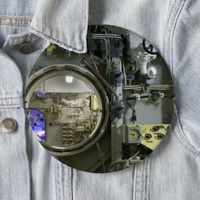 Luke auf einem alten Retro-U-Boot Button (Beispiel)